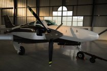 Jet privato parcheggiato all'interno hangar — Foto stock