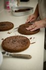 Primo piano della donna che prepara la torta in panetteria — Foto stock