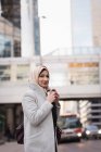 Mulher no hijab tomando café na rua da cidade — Fotografia de Stock