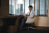 Бизнесмен проверяет документы в офисной спальне — стоковое фото