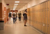 Estudantes universitários caminhando no corredor da universidade — Fotografia de Stock