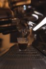 Кофе наливают в стекло в кафе — стоковое фото