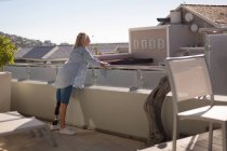 Behinderte Frau steht zu Hause auf dem Balkon — Stockfoto