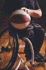Sección media del hombre discapacitado practicando baloncesto en la cancha - foto de stock