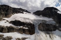 Ледник на скалистом склоне горы — стоковое фото