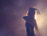 Nahaufnahme einer jungen Frau, die im Studio tanzt — Stockfoto