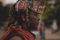 Nahaufnahme eines Massai-Mannes mit Perlen-Kopfbedeckung — Stockfoto