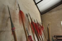 Lances de kung fu appuyées sur le mur dans un studio d'arts martiaux . — Photo de stock