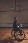 Ritratto di uomo disabile con pallacanestro in campo — Foto stock