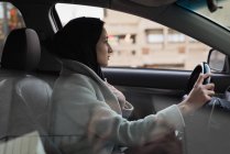 Giovane donna in hijab alla guida di una macchina — Foto stock