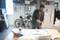 Ejecutivo masculino usando tableta digital en la oficina moderna - foto de stock