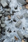 Высокоугольный вид на красивое замерзшее море зимой — стоковое фото