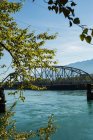 Металевий міст над річкою в оточенні дерев — стокове фото