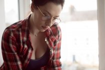 Hermosa mujer en gafas trabajando en casa, de cerca . - foto de stock