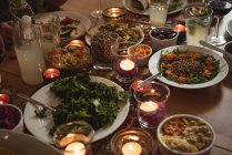 Nahaufnahme der Vielfalt der Speisen auf dem Tisch serviert — Stockfoto