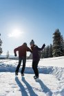 Pareja patinaje juntos en el paisaje nevado durante el invierno . - foto de stock
