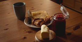 Nahaufnahme von Frühstück und Kaffee auf dem Tisch — Stockfoto