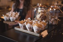 Close-up de muffins e biscoitos no balcão no café — Fotografia de Stock