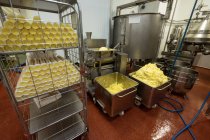 Lavoratore organizzare rotoli di cibo nel rack presso la fabbrica di cibo — Foto stock