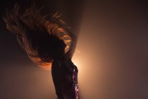 Крупный план беззаботной женщины, танцующей в студии — стоковое фото