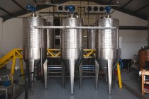 Destilería de vino en fábrica de ginebra - foto de stock