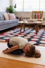 Девушка делает медитацию в гостиной на дому — стоковое фото