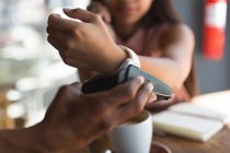 Adolescente faire le paiement par smartwatch dans le restaurant — Photo de stock
