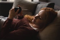 Jovem mulher jogando jogos de vídeo em casa — Fotografia de Stock
