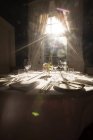 Cenário de mesa para celebração de casamento em um quarto brilhante — Fotografia de Stock