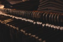 Close-up de cabide de roupas organizadas em rack — Fotografia de Stock