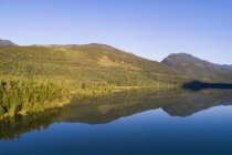 Vista panoramica delle verdi montagne lungo la costa del fiume — Foto stock