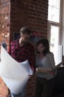 Чоловіки і жінки-керівники обговорюють план в офісі — стокове фото