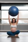 Donna incinta che esercita con palla esercizio — Foto stock