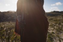 Metà sezione di uomo maasai in piedi in campagna in una giornata di sole — Foto stock