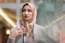 Retrato de la joven reflexiva en hijab - foto de stock