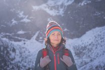 Wanderin steht mit Rucksack an einem sonnigen Tag — Stockfoto