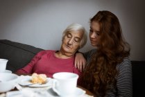 Nonna e nipote che interagiscono in soggiorno — Foto stock