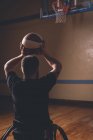 Visão traseira do homem com deficiência praticando basquete no tribunal — Fotografia de Stock