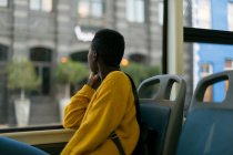Молодая женщина смотрит в окно во время поездки на автобусе — стоковое фото