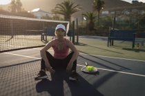 Retrato de mulher relaxante na quadra de tênis — Fotografia de Stock