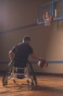 Rückansicht eines behinderten Mannes beim Basketball auf dem Platz — Stockfoto