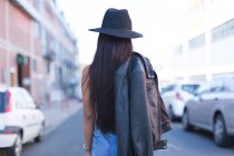 Visão traseira da menina adolescente posando na rua da cidade — Fotografia de Stock