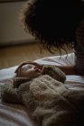 Mãe olhando para seu bebê enquanto dormia no quarto — Fotografia de Stock