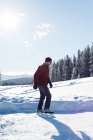 Чоловік катається на ковзанах у сніжному пейзажі взимку . — стокове фото