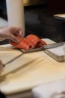 Chef filettatura di pesce nella cucina del ristorante su un tagliere — Foto stock