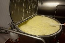 Pastella in un enorme macchinario nella fabbrica alimentare — Foto stock