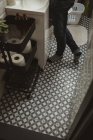 Homem em pé perto de pia no banheiro em casa — Fotografia de Stock