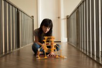 Очаровательная девушка играет с игрушкой дома — стоковое фото