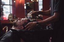 Homem a lavar o cabelo na barbearia — Fotografia de Stock