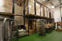 Kartons im Regal in leerer Fabrik — Stockfoto